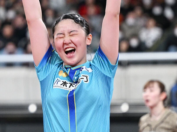 全日本選手権の決勝で早田を下し、ガッツポーズをする張本photo by 松尾/アフロスポーツ