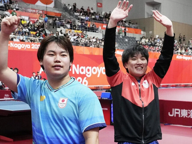 アジア競技大会の団体で優勝を決め、声援に応える松島輝空（左）と張本智和　photo by Kyodo News
