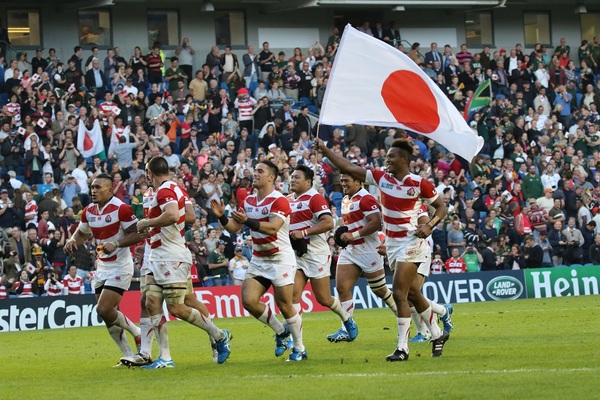 観客席へ挨拶に向かう日本代表の選手たち。スタジアム全体が大逆転劇に沸いた