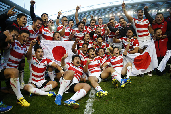 2015年のラグビW杯で南アフリカに勝利し、大喜びする日本代表