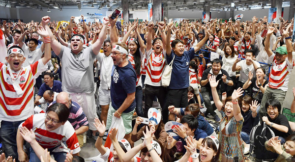 東京・有楽町の「ファンゾーン」で日本代表を応援して盛り上がる人たち