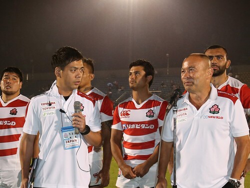 元ラグビー日本代表HCエディー・ジョーンズ（右手前）と通訳を務める佐藤秀典（左手前）