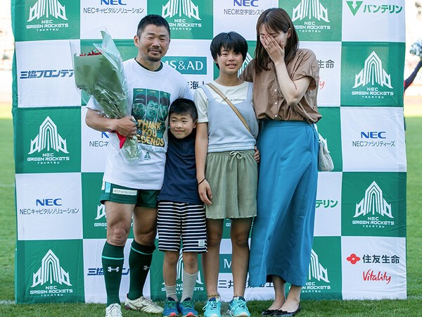 引退セレモニーで家族と記念撮影をする田中史朗　Photo by Tanimoto Yuuri