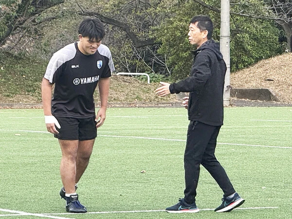 選手に走り方の指導をする中垣征一郎氏photo by Sportiva