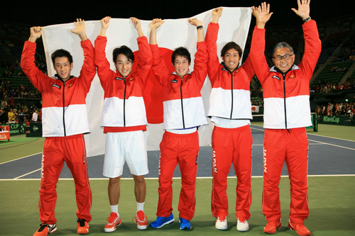 ワールドグループで初勝利をあげた日本代表男子。左から杉田祐一、添田豪、錦織圭、内山靖崇、植田実監督