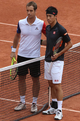 全仏テニス４回戦を戦った錦織圭（右）とリシャール・ガスケ