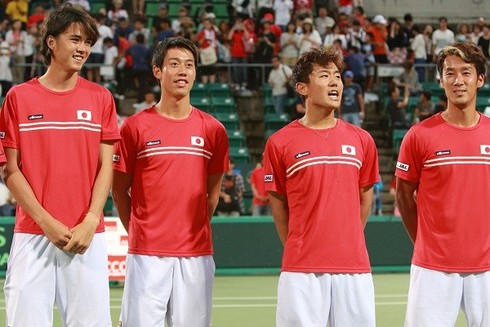 チーム全員でワールドグループ残留を決めた日本代表。左から、ダニエル、錦織、西岡、杉田