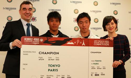 全仏ジュニアWC選手権への出場を決めた白石光（右から２番目）とローランギャロス日本親善大使の滝川クリステルさん（右端）