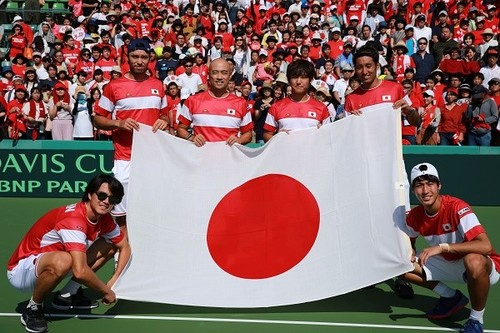　デビスカップ日本代表は、（右から）綿貫、内山、西岡、岩渕監督、マクラクラン、ダニエル