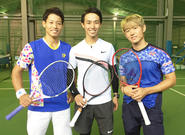 斎藤貴史（左）と沼尻啓介（中央）の同期選手と一緒にプロジェクトを行なう西岡良仁
