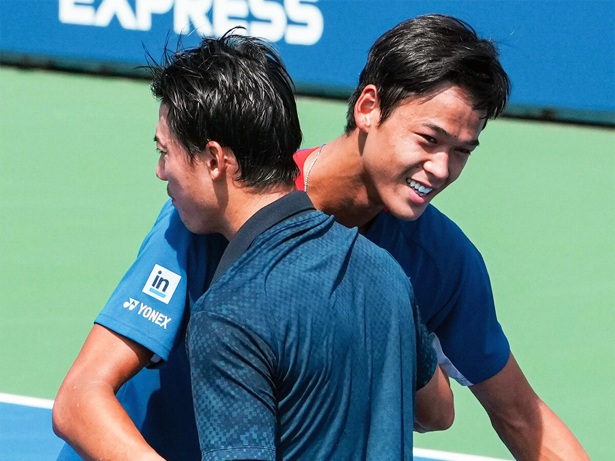 試合後に抱き合う錦織圭（前方）と坂本怜（後方）　photo by Getty Images