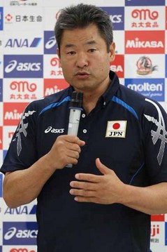 記者会見に臨んだゲーリー・サトウ全日本男子チーム監督