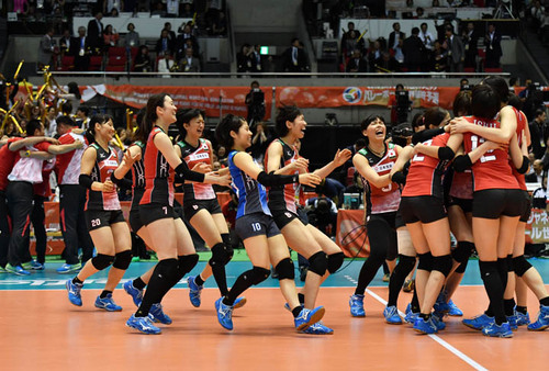 タイに大逆転勝利！ 選手、スタッフ全員で喜ぶ全日本女子
