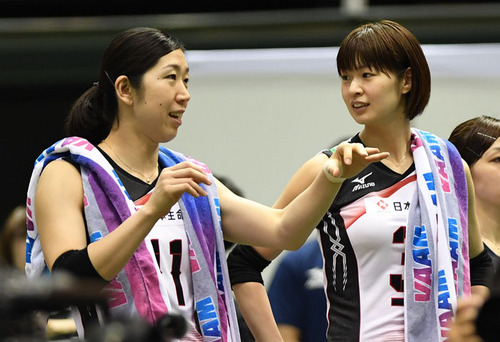 木村沙織（右）と荒木絵里香、２人の活躍で全日本は開幕２連勝