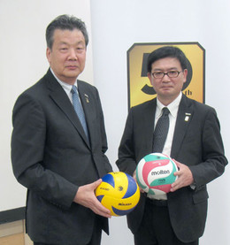 新リーグ創設の構想を発表した日本バレーボールリーグ機構の嶋岡健治会長（左）と佐藤直司副会長
