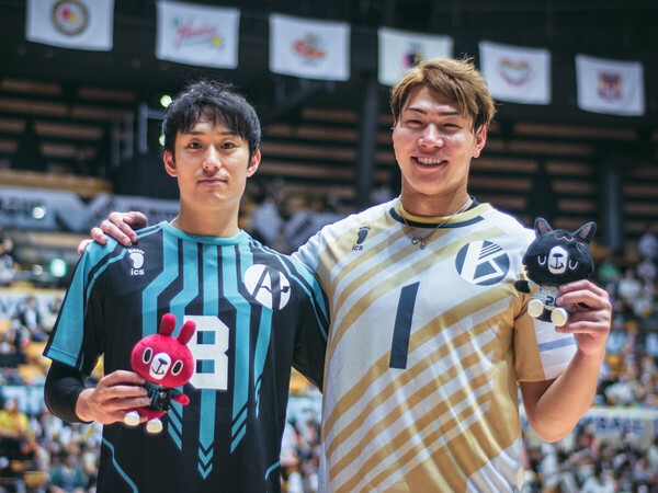 スペシャルマッチでVOM（MVP）に選ばれた柳田将洋（左）と清水邦広（右）