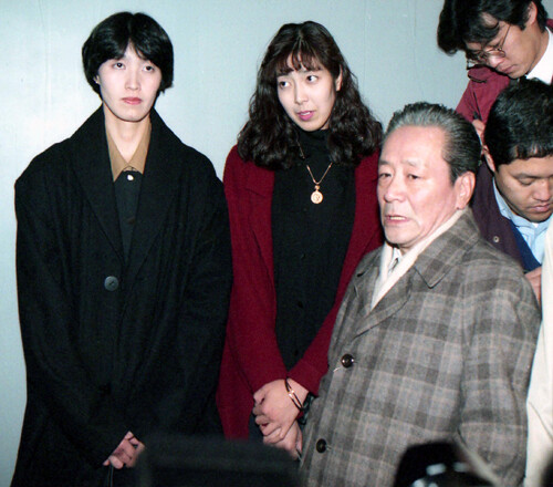 日立に解雇された大林素子（中央）、吉原知子（左）と、当時の日本バレーボール協会会長・松平康隆氏（右）