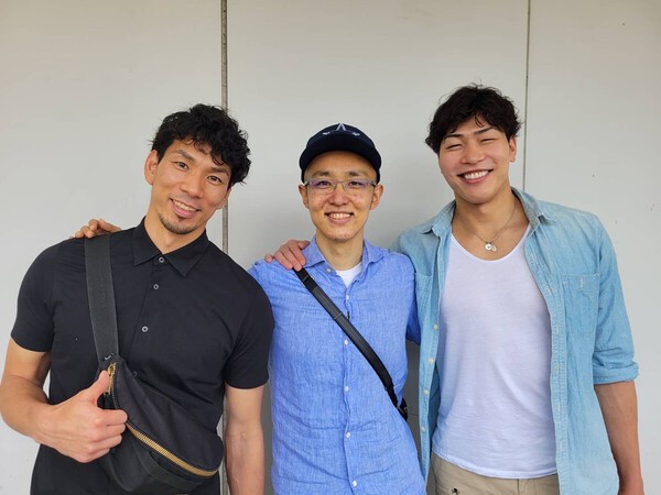 昨年、闘病中の藤井さん（中央）を見舞った福澤達哉さん（左）と清水選手　写真提供／パナソニックパンサーズ