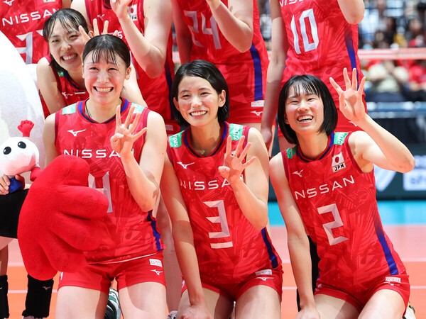 バレーW杯で開幕４連勝を飾り、笑顔の女子バレー日本代表の選手たち