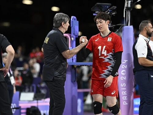 イタリアとの試合後、フィリップ・ブラン監督と握手をかわす石川祐希 photo by Nakamura Hiroyuki