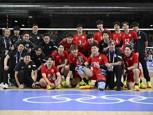 イタリア戦の試合後、コート上で記念撮影が行なわれた photo by JMPA