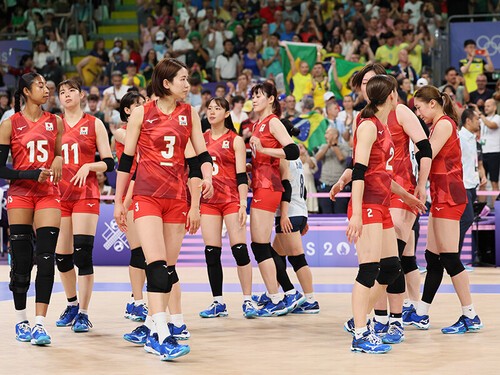 ブラジルに敗れ、硬い表情の古賀紗理那ら日本の選手たち photo by JMPA