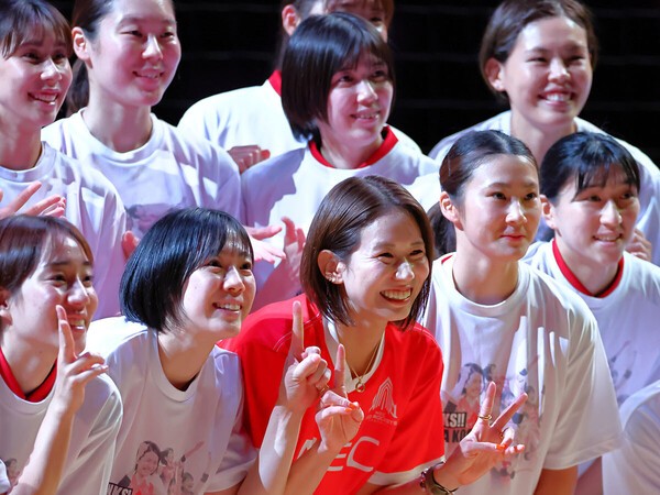 SVリーグ開幕戦の引退セレモニーで、NEC川崎の選手と並ぶ古賀紗理那（中央）photo by 西村尚己/アフロスポーツ