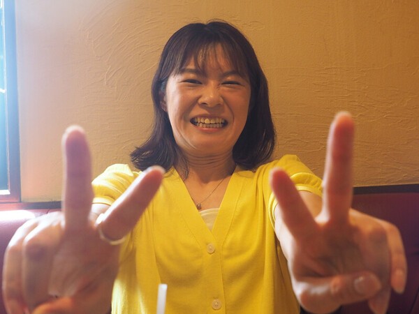 インタビュー中、笑顔でダブルピース　photo by 中西美雁