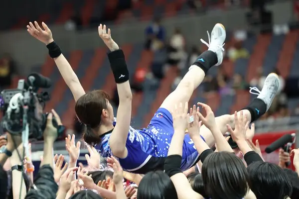 黒鷲旗で優勝したあと、胴上げされる宮下　photo by 坂本清