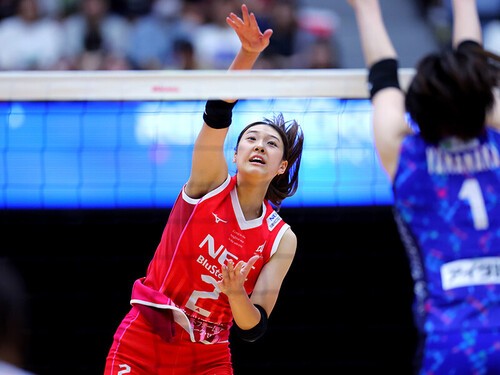 SVリーグ開幕戦でスパイクを放つ佐藤淑乃（NECレッドロケッツ川崎）Photo by Naoki Nishimura/AFLO SPORT 