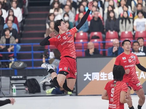 新天地サントリーサンバーズ大阪でのプレーにもフィットしてきた髙橋藍 photo by Kurobane Shiro