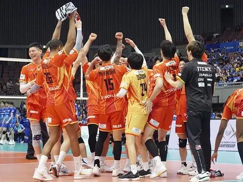 チャンピオンシップ決勝進出を決めて喜ぶジェイテクトSTINGS愛知の選手たち photo by Kyodo news