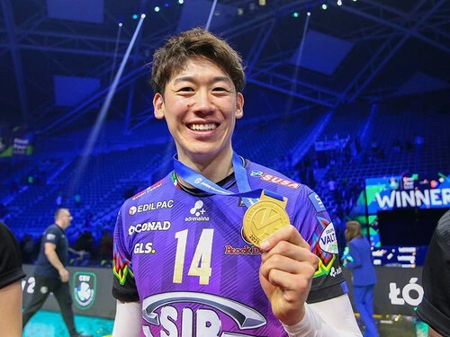 チャンピオンズリーグで優勝し、メダルを手にした石川祐希（ペルージャ）photo by Newspix.pl/AFLO