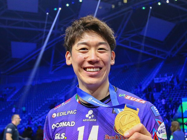欧州チャンピオンズリーグを制して笑顔の石川祐希　photo by Newspix.pl/アフロ
