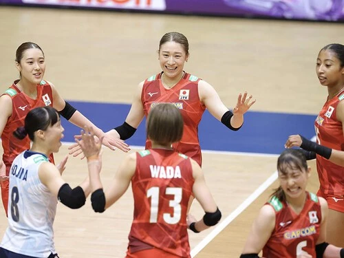 石川真佑を中心に得点を喜ぶ日本の選手たち photo by Sportshochi／AFLO