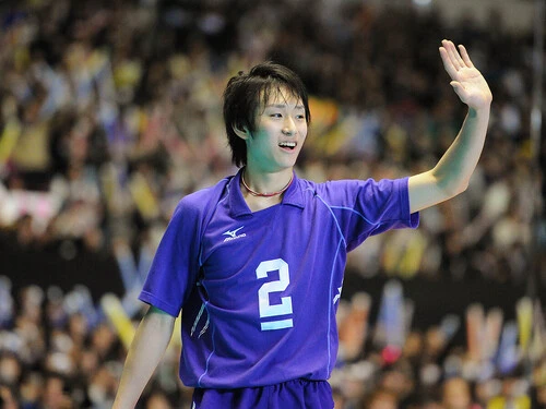 東洋高校２年の時に春高バレーで優勝を果たし、注目を集めた柳田将洋