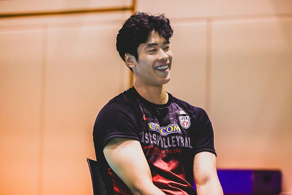 笑顔でインタビューに答える宮浦　photo by 立松尚積