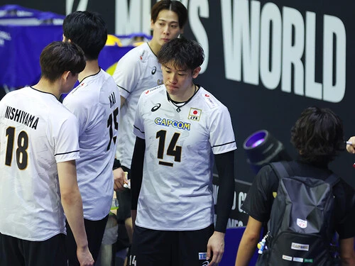 カナダに敗れ、世界バレー敗退が決まり、肩を落とす石川祐希ら日本の選手たちphoto by YUTAKA/AFLO SPORT