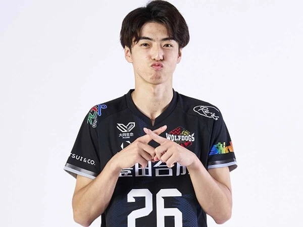 新シーズンのユニフォームを着てお茶目な表情を見せる山崎彰都　photo by WOLFDOGS NAGOYA