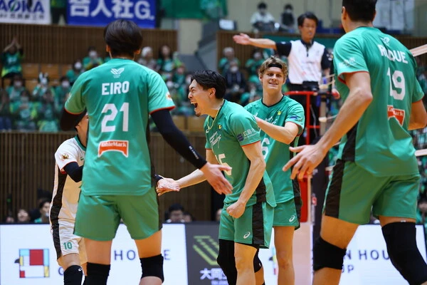 試合中に感情を解き放つ西本圭吾（中央）photo by SV.LEAGUE