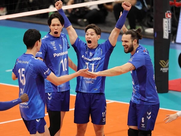 エモーショナルにチームを盛り立てる大阪ブルテオンの主将、西田有志photo by スポーツ報知／アフロ