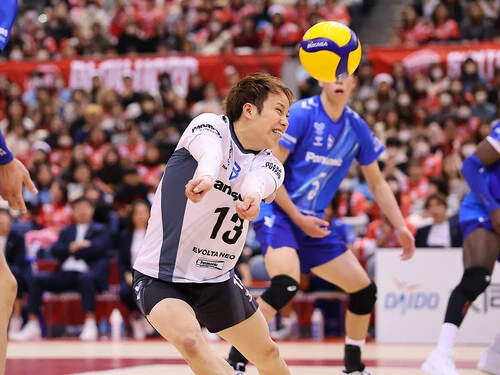 男子バレー】山本智大が見せる世界ベストリベロの腕前 「対決姿勢」が