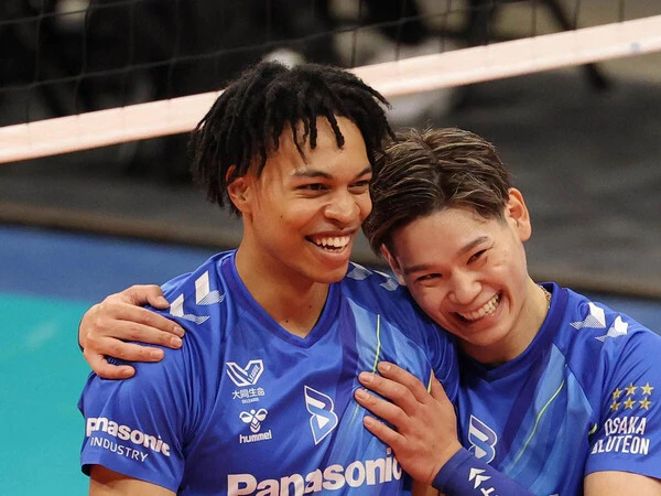 得点が決まって喜ぶエバデダン ラリー（左）と西田有志 photo by スポーツ報知/アフロ