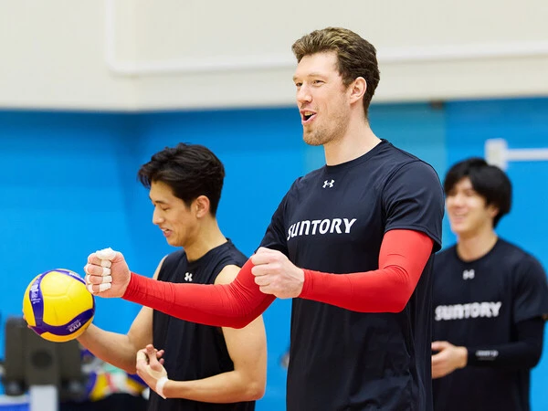 対戦形式の練習でポイントを取り、チームメイトと喜ぶドミトリー・ムセルスキーphoto by Shogo Murakami