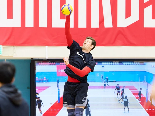 高い打点から豪快なスパイクを放つドミトリー・ムセルスキーphoto by Shogo Murakami