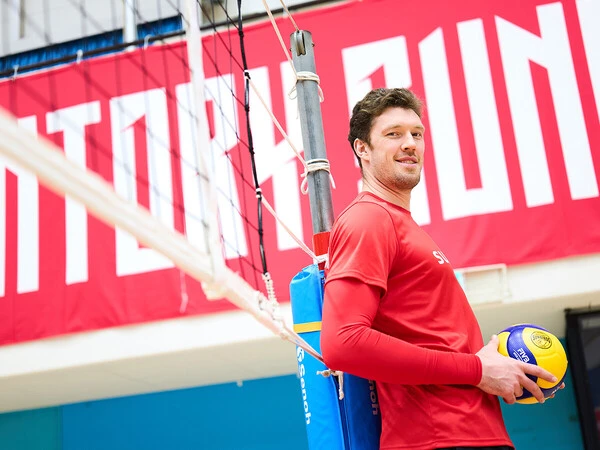 ドミトリー・ムセルスキーの大きな手に持たれると、ボールは小さく見える　photo by Shogo Murakami