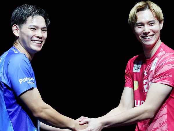 今季SVリーグの開幕記者会見で握手する大阪ブルテオンの西田有志（左）とサントリーサンバーズ大阪の髙橋藍　写真：スポーツ報知/アフロ