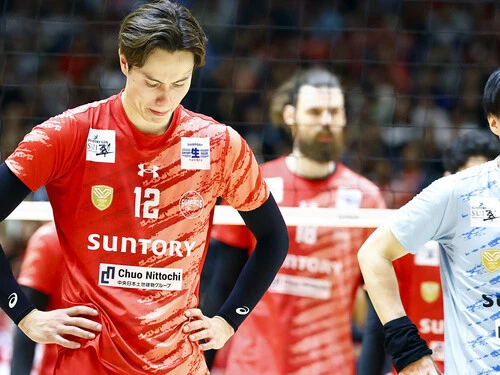 SVリーグチャンピオンシップ決勝で大阪ブルテオンに敗れ、下を向く髙橋藍（サントリーサンバーズ大阪） photo by Sunao Noto（a presto）