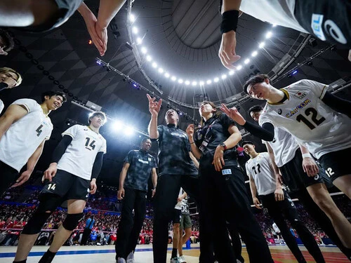 ベルギー戦に快勝した日本、タイムアウトの１シーン photo by FIVB