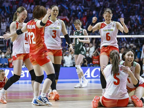 ネーションズリーグでポーランドに逆転勝利を収めて喜ぶ日本の選手たち photo by Kyodo news